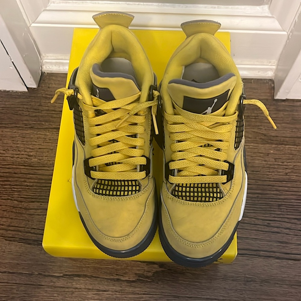 Air Jordan 4 Retro- Lightnings size 4.5 (Grade school)